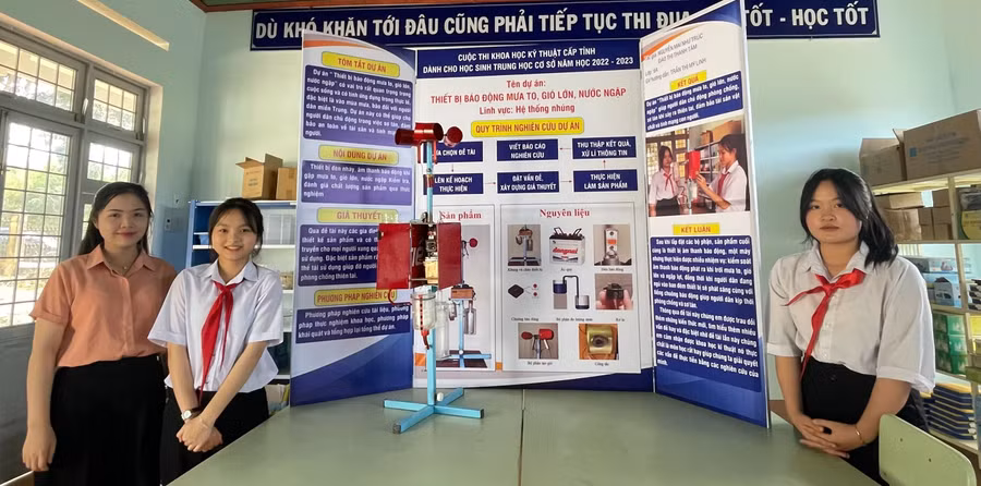 Nguyễn Mai Như Trúc (bên phải), Đào Thị Thanh Tâm và giáo viên hướng dẫn với dự án “Thiết bị báo động mưa to, gió lớn và nước ngập”.