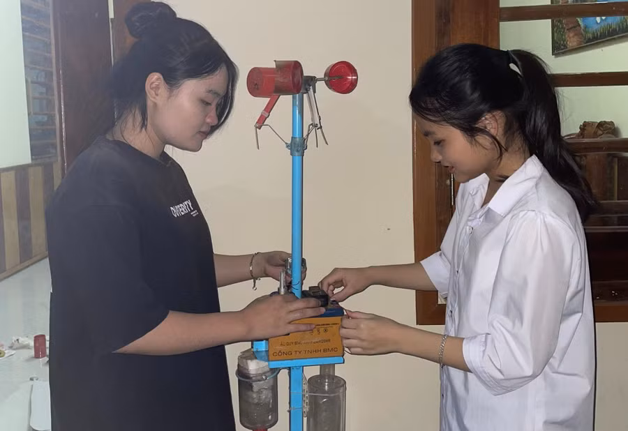 Hai nữ sinh dành nhiều thời gian và công sức cho dự án.