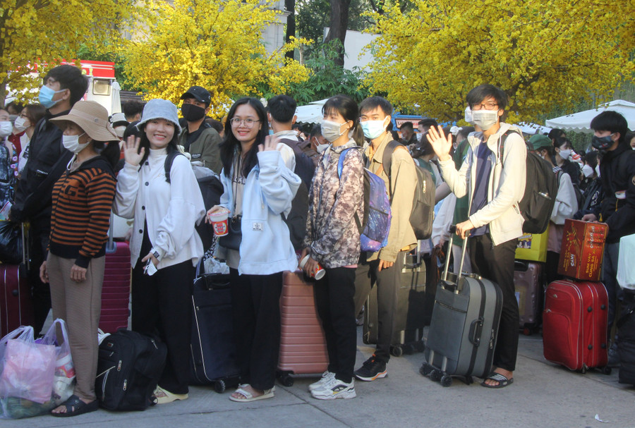 Sinh viên háo hức khi về quê đón Tết cùng người thân.