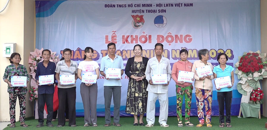 Bà Nguyễn Thị Kim Chi - Phó Chủ tịch UBND huyện Thoại Sơn trao quà hộ khó khăn. Bà Nguyễn Thị Kim Chi - Phó Chủ tịch UBND huyện Thoại Sơn trao quà hộ khó khăn.