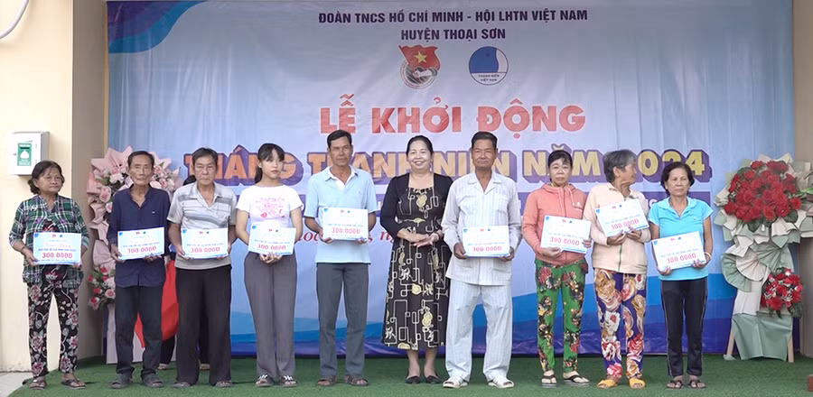 Bà Nguyễn Thị Kim Chi - Phó Chủ tịch UBND huyện Thoại Sơn trao quà hộ khó khăn.