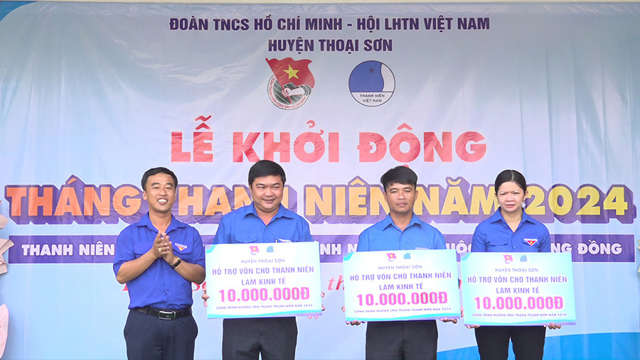 Trao hỗ trợ vốn khởi nghiệp cho đoàn viên, thanh niên. Trao hỗ trợ vốn khởi nghiệp cho đoàn viên, thanh niên.