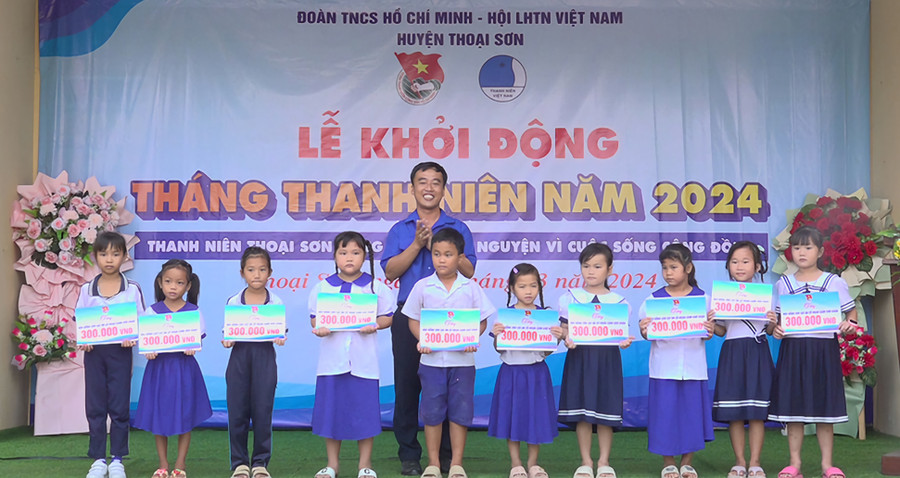 Trao học bổng cho học sinh nghèo vượt khó học tốt. Trao học bổng cho học sinh nghèo vượt khó học tốt.