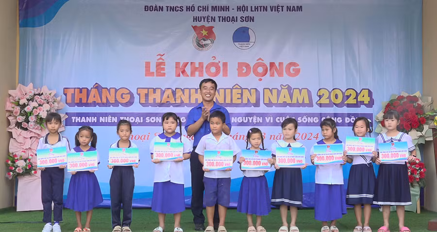 Trao học bổng cho học sinh nghèo vượt khó học tốt.