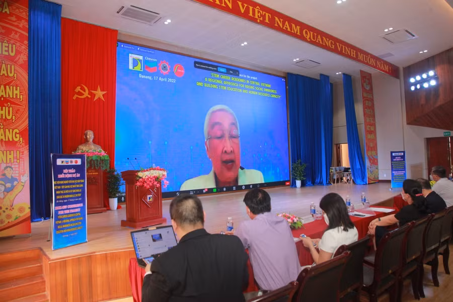 T.S Pornpun Waitayangkoon, Giám đốc SEAMEO STEM - ED trình bày theo hình thức trực tuyến về nhiệm vụ tăng cường giáo dục STEM ở Đông Nam Á.