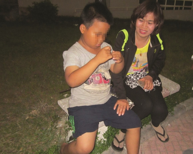 Bố ruột cùng mẹ kế bạo hành con trai 9 tuổi phải nhập viện tâm thần? - Ảnh 1 Bố ruột cùng mẹ kế bạo hành con trai 9 tuổi phải nhập viện tâm thần? - Ảnh 1