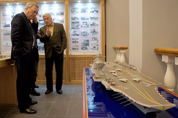 Mô hình siêu tàu sân bay mang 3.000 đơn vị tên lửa của Nga ảnh 1