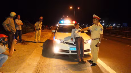 Tai xe say ruou chui boi CSGT bi phat 19,5 trieu dong - Anh 1