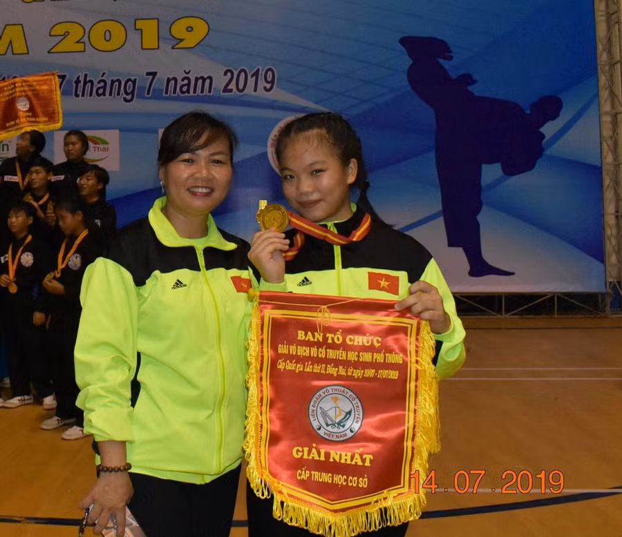 Nguyễn Thị Mỹ Anh chụp hình cùng võ sư Hà Thị Yến Oanh-người truyền lửa cho em đến với đam mê võ thuật cổ truyền.