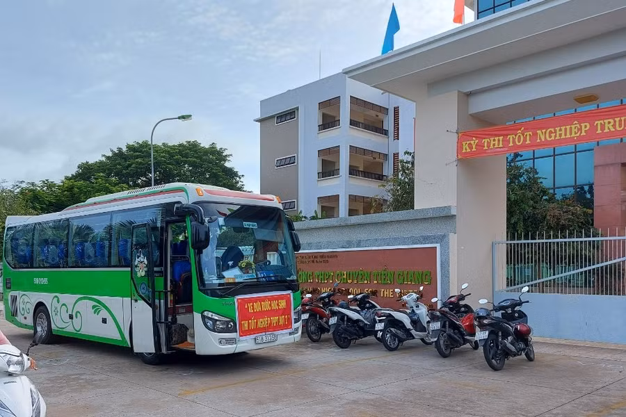 Xe đưa đón thí sinh đến điểm thi Trường THPT chuyên Tiền Giang.