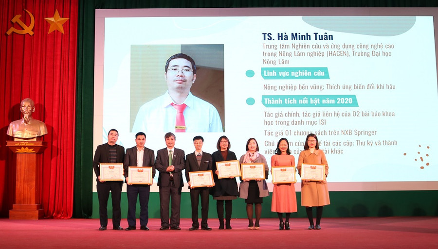 PGS.TS Trần Thanh Vân, Phó Giám đốc ĐH Thái Nguyên trao giấy khen cho các cá nhân xuất sắc PGS.TS Trần Thanh Vân, Phó Giám đốc ĐH Thái Nguyên trao giấy khen cho các cá nhân xuất sắc