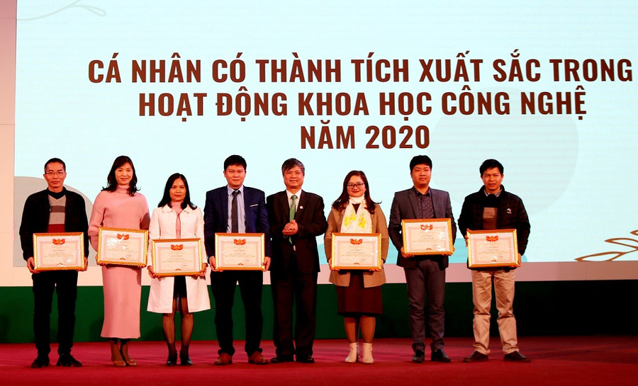 Cán bộ giảng viên ĐH Thái Nguyên vừa hướng dẫn SV nghiên cứu khoa học đạt giải cao cấp quốc gia, quốc tế… Cán bộ giảng viên ĐH Thái Nguyên vừa hướng dẫn SV nghiên cứu khoa học đạt giải cao cấp quốc gia, quốc tế…