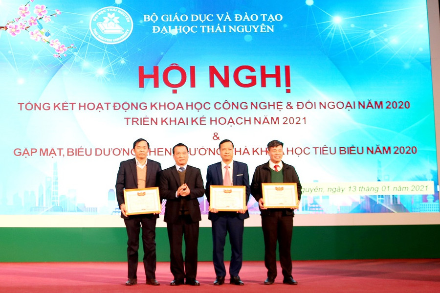 GS.TS Phạm Hồng Quang, Giám đốc ĐH Thái Nguyên trao giấy khen cho các tập thể xuất sắc GS.TS Phạm Hồng Quang, Giám đốc ĐH Thái Nguyên trao giấy khen cho các tập thể xuất sắc