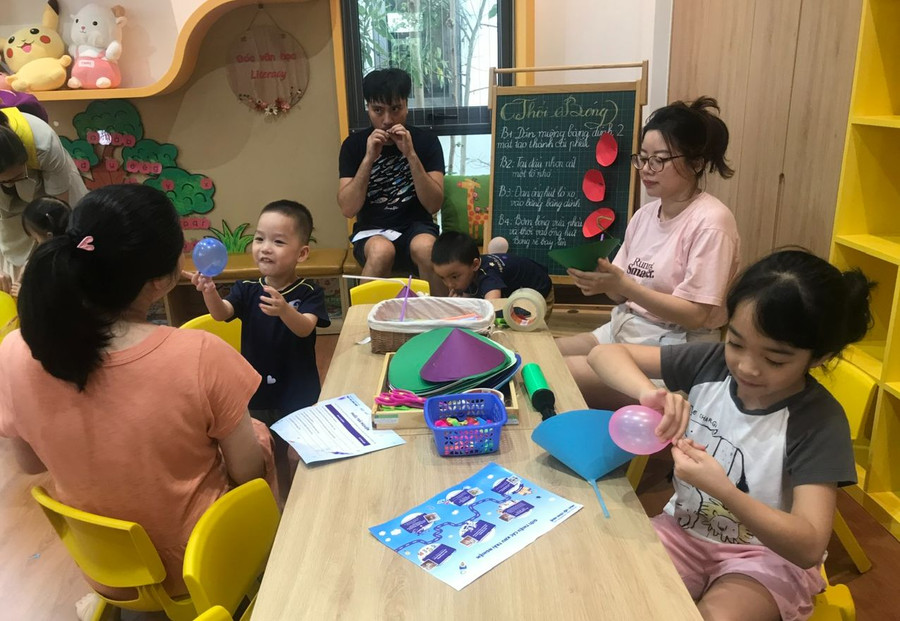 Trẻ chờ gia đình đến đón tại Trường Mầm non Merystar Hà Nội. Ảnh: TG