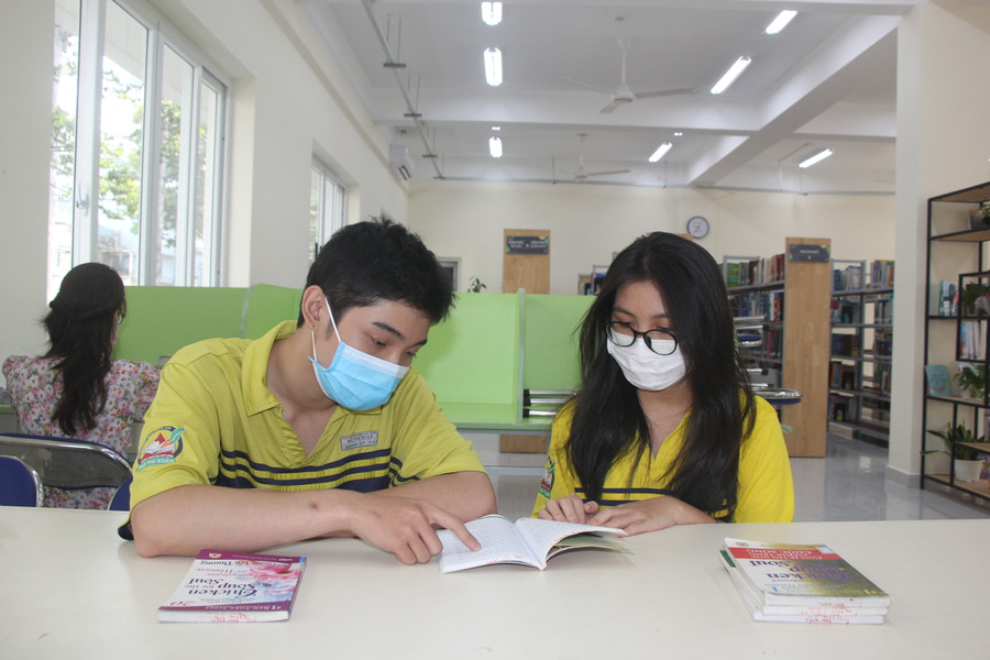 Học sinh Trường THPT Bùi Thị Xuân đọc sách tại thư viện.