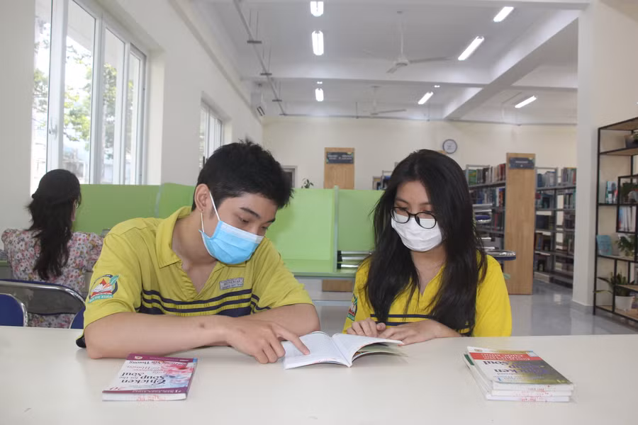 Học sinh Trường THPT Bùi Thị Xuân đọc sách tại thư viện.