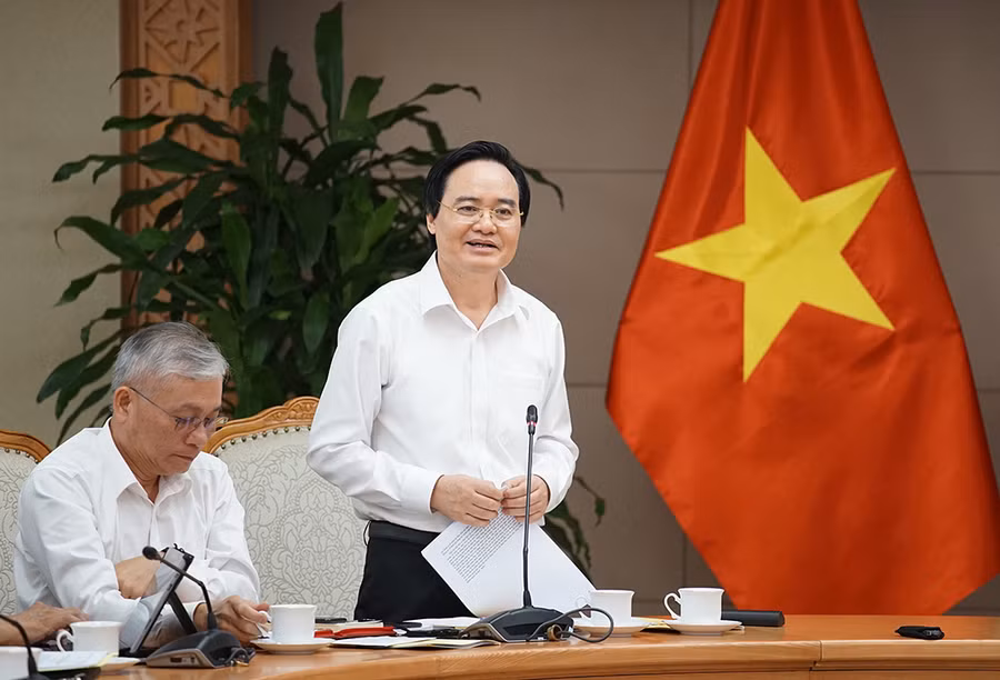 Bộ trưởng Bộ GD&ĐT Phùng Xuân Nhạ phát biểu tại phiên họp.