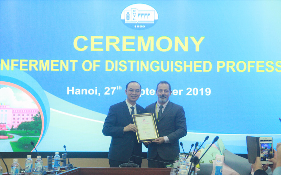 GS Trịnh Minh Thụ - Hiệu trưởng Trường ĐH Thủy Lợi trao chứng nhận tham gia APAC 2019 cho GS Alexis Drogoul.