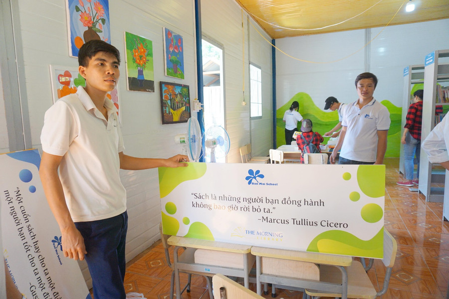 Thầy Phạm Văn Ninh - Phó Hiệu trưởng Trường PTDTBT Tiểu học Nậm Chà. Thầy Phạm Văn Ninh - Phó Hiệu trưởng Trường PTDTBT Tiểu học Nậm Chà.