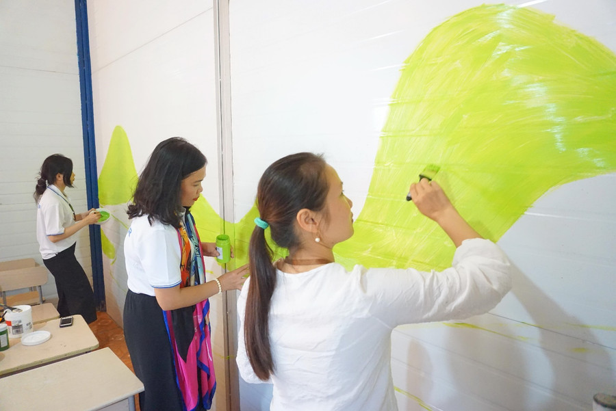 Không gian thư viện cũng đang được các thầy cô trang trí với những mảng màu tươi sáng của hy vọng, những bức tranh ấm áp về hoa và làng quê. Không gian thư viện cũng đang được các thầy cô trang trí với những mảng màu tươi sáng của hy vọng, những bức tranh ấm áp về hoa và làng quê.