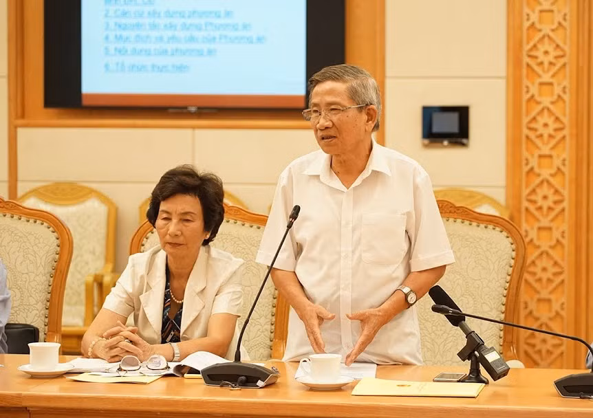 GS Nguyễn Minh Thuyết – Tổng chủ biên chương trình giáo dục phổ thông 2018 phát biểu tại phiên họp.