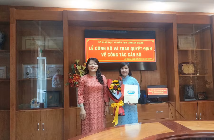 Sở GD&ĐT An Giang trao quyết định bổ nhiệm Phó Trưởng phòng GDMN-GDTH.