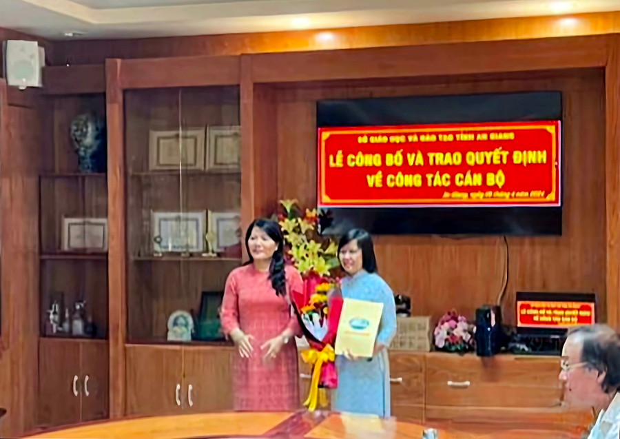 Bà Trần Thị Ngọc Diễm - Giám đốc Sở GD&ĐT An Giang tặng hoa chúc mừng tân Phó Trưởng phòng GDMN-GDTH Trần Thị Tuyết Hạnh. Bà Trần Thị Ngọc Diễm - Giám đốc Sở GD&ĐT An Giang tặng hoa chúc mừng tân Phó Trưởng phòng GDMN-GDTH Trần Thị Tuyết Hạnh.