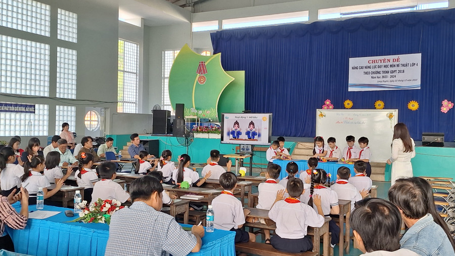 Giáo viên và học sinh thực hiện tiết dạy minh họa chuyên đề. Giáo viên và học sinh thực hiện tiết dạy minh họa chuyên đề.