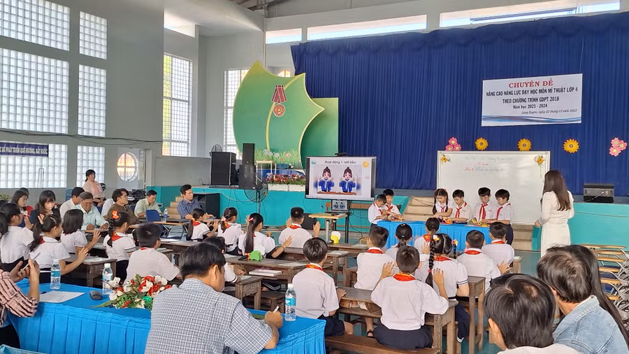 Giáo viên và học sinh thực hiện tiết dạy minh họa chuyên đề.