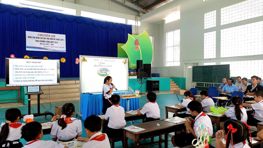 Đại diện nhóm giới thiệu sản phẩm. Đại diện nhóm giới thiệu sản phẩm.