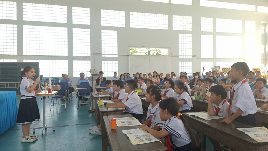 Học sinh trao đổi ý kiến nhận xét, đánh giá sản phẩm mĩ thuật. Học sinh trao đổi ý kiến nhận xét, đánh giá sản phẩm mĩ thuật.