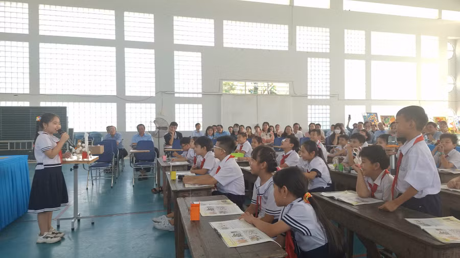 Học sinh trao đổi ý kiến nhận xét, đánh giá sản phẩm mĩ thuật.