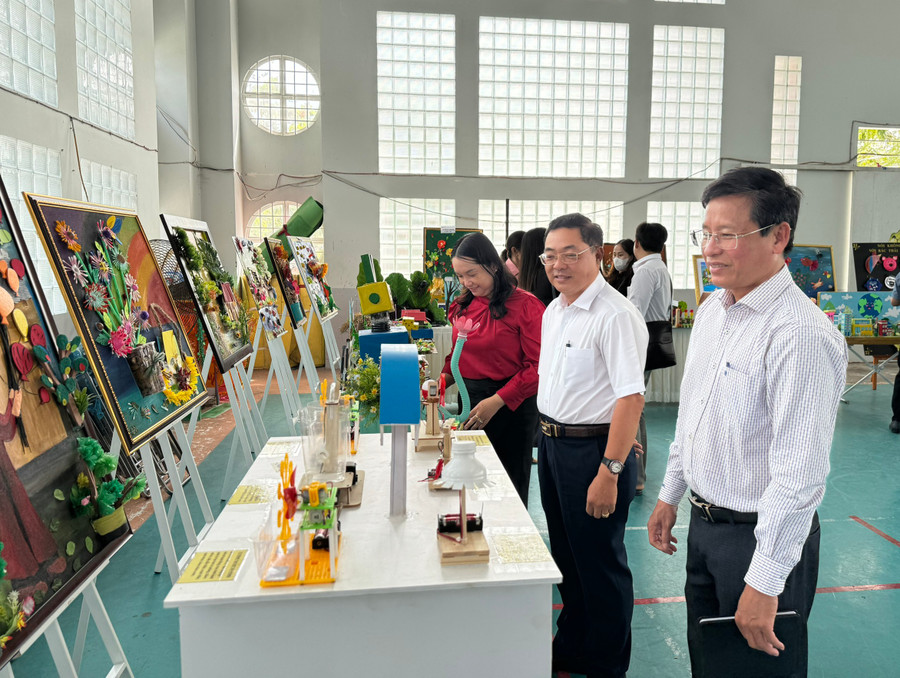 Đại biểu tham quan trưng bày mĩ thuật tại Hội thảo. Đại biểu tham quan trưng bày mĩ thuật tại Hội thảo.