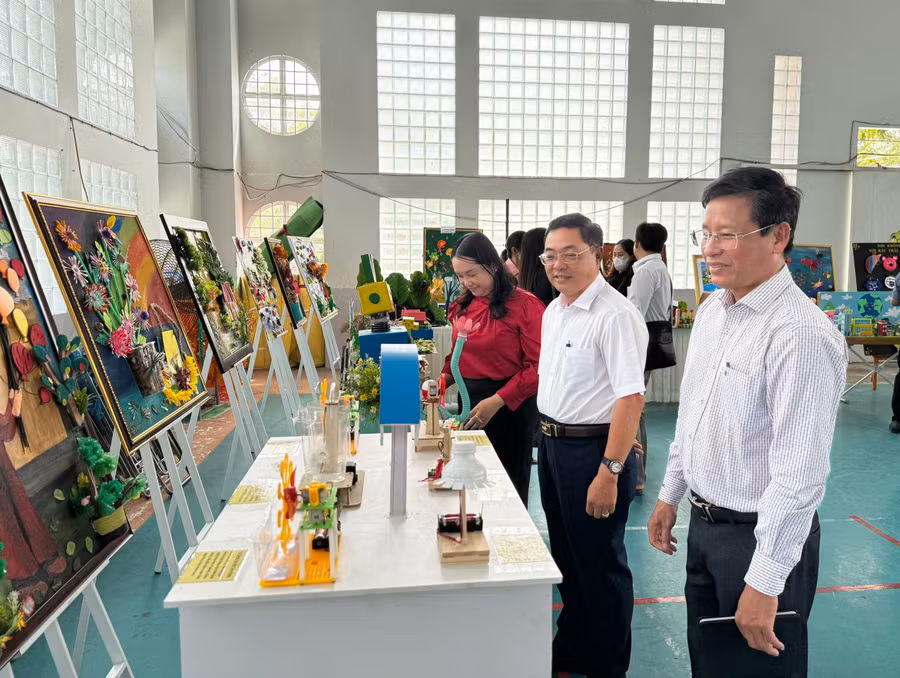 Đại biểu tham quan trưng bày mĩ thuật tại Hội thảo.