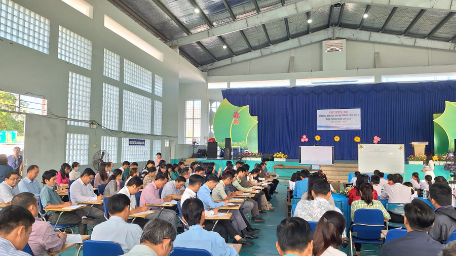 Đại biểu dự Hội thảo chuyên đề Mĩ thuật. Đại biểu dự Hội thảo chuyên đề Mĩ thuật.
