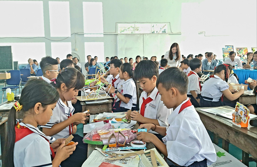 Học sinh thực hành sáng tạo sản phẩm mĩ thuật theo nhóm. Học sinh thực hành sáng tạo sản phẩm mĩ thuật theo nhóm.