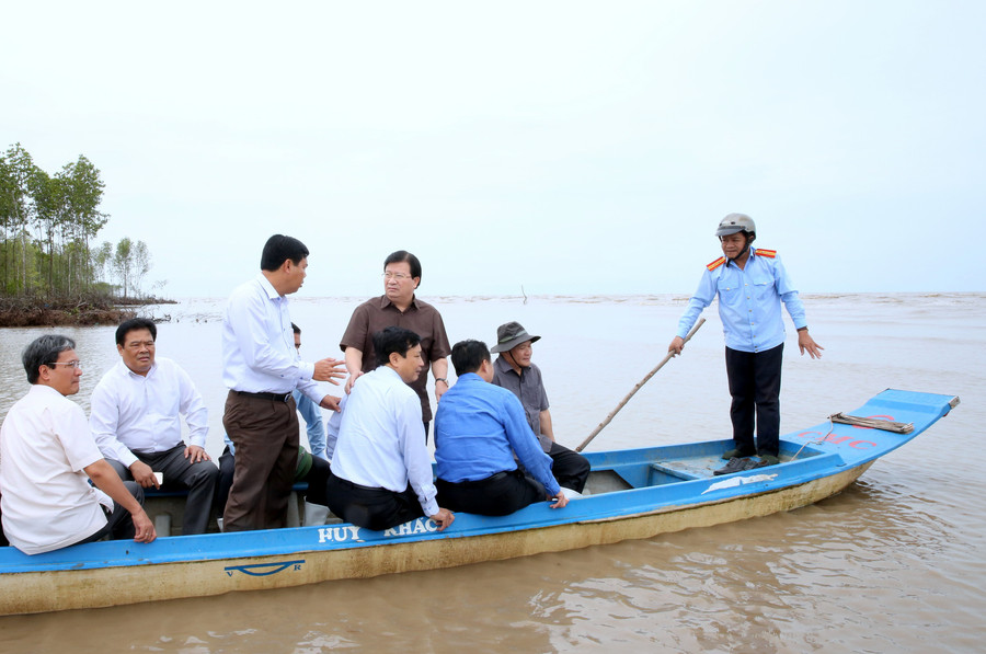 Phó Thủ tướng Trịnh Đình Dũng: “Tình trạng sạt lở, xâm thực bờ biển, suy thoát rừng ngập mặn tại ĐBSCL đang diễn biến phức tạp, nhanh hơn dự báo, do đó đòi hỏi phải có giải pháp ứng phó kịp thời, hiệu quả". Ảnh: VGP/Xuân Tuyến Phó Thủ tướng Trịnh Đình Dũng: “Tình trạng sạt lở, xâm thực bờ biển, suy thoát rừng ngập mặn tại ĐBSCL đang diễn biến phức tạp, nhanh hơn dự báo, do đó đòi hỏi phải có giải pháp ứng phó kịp thời, hiệu quả". Ảnh: VGP/Xuân Tuyến