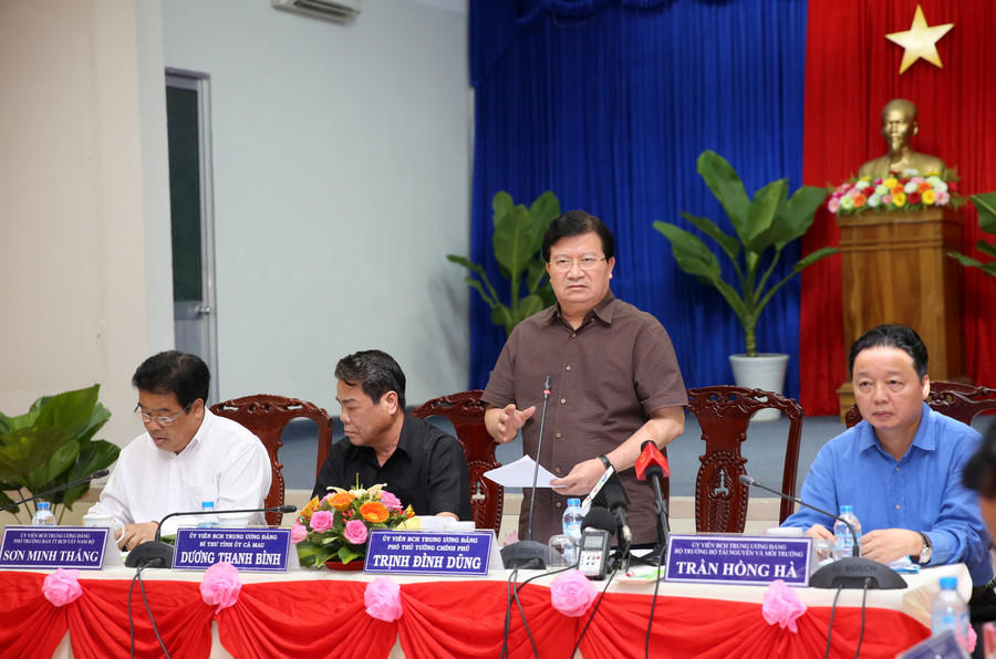 Phó Thủ tướng Trịnh Đình Dũng yêu cầu trước mắt, UBND các tỉnh phải nắm chắc diễn biến, ứng phó kịp thời, bảo đảm tuyệt đối an toàn về người và tài sản của người dân. Ảnh: VGP/Xuân Tuyến Phó Thủ tướng Trịnh Đình Dũng yêu cầu trước mắt, UBND các tỉnh phải nắm chắc diễn biến, ứng phó kịp thời, bảo đảm tuyệt đối an toàn về người và tài sản của người dân. Ảnh: VGP/Xuân Tuyến