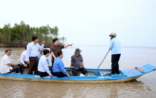 Phó Thủ tướng Trịnh Đình Dũng kiểm tra tình trạng sạt lở, xâm thực bờ biển tại xã Khánh Tiến, huyện U Minh, tỉnh Cà Mau. Ảnh: VGP/Xuân Tuyến