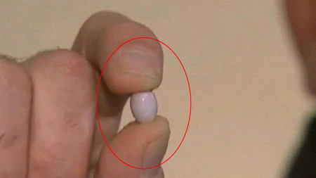 Người đàn ông nhặt được viên ngọc trai trị giá hàng trăm triệu trong bát súp. Mô tả ảnh.