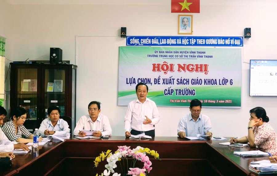 Họp hội đồng chọn SGK lớp 6 tại Trường THCS Thị trấn Vĩnh Thạnh, Cần Thơ.