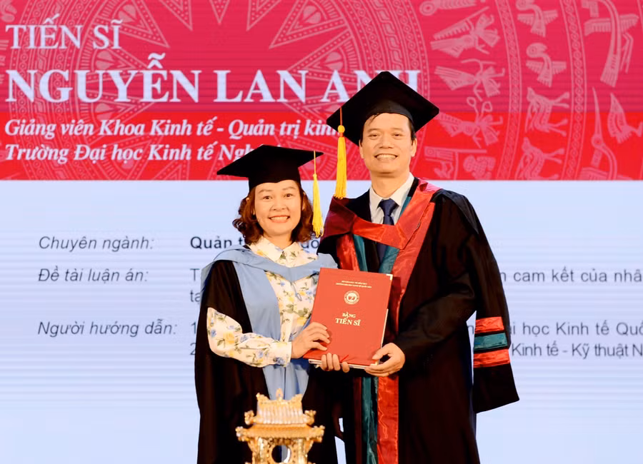 PGS.TS Phạm Hồng Chương – Hiệu trưởng nhà trường - trao bằng cho các tân tiến sĩ