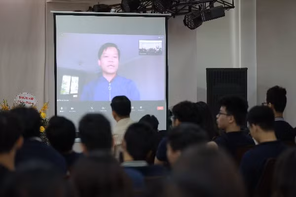 Tiến sĩ Nguyễn Hồng Phong chia sẻ trực tuyến từ Melbourne (Úc).