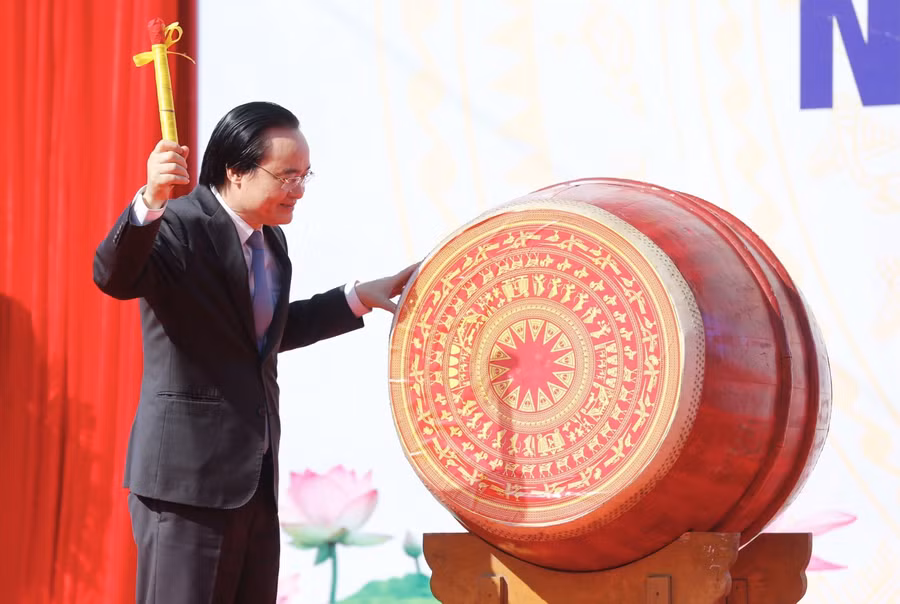 Bộ trưởng Bộ GD&amp;ĐT Phùng Xuân Nhạ đánh trống khai giảng năm học mới tại Trường ĐHSP Hà Nội.