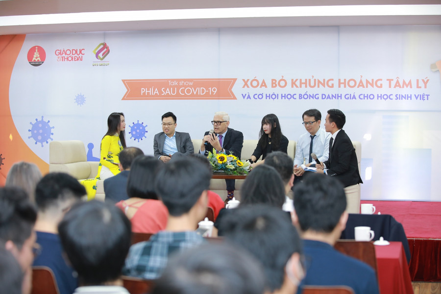 Giáo sư Christopher Jeffery - Giám đốc Học vụ Trường ĐH Anh quốc Việt Nam, tiến sĩ Hoàng Việt Hà - Giám đốc Swinburne Việt Nam chia sẻ tại chương trình.