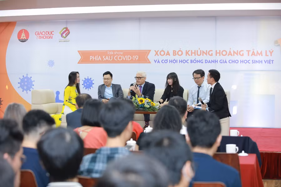 Giáo sư Christopher Jeffery - Giám đốc Học vụ Trường ĐH Anh quốc Việt Nam, tiến sĩ Hoàng Việt Hà - Giám đốc Swinburne Việt Nam chia sẻ tại chương trình.