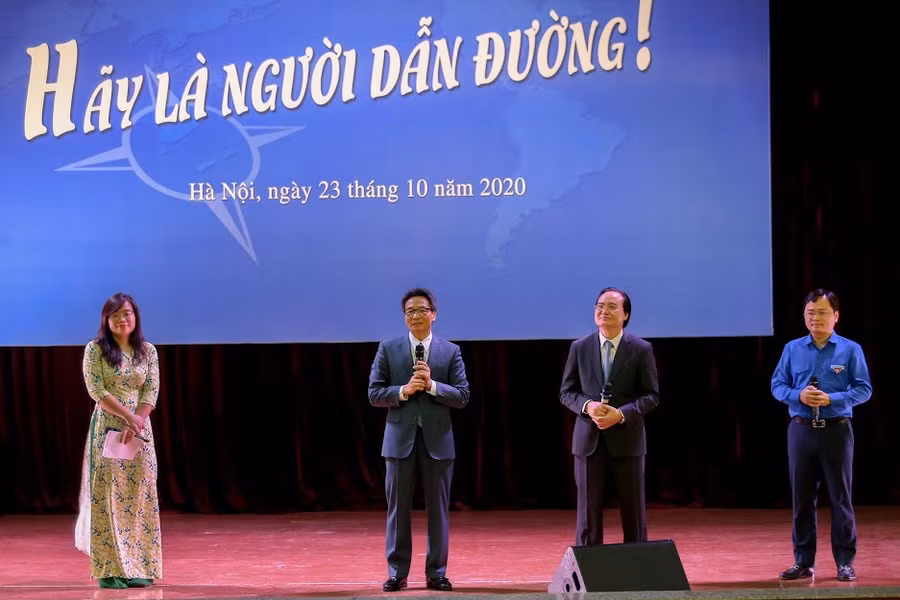 Phó Thủ tướng Vũ Đức Đam, Bộ trưởng Bộ GD&ĐT Phùng Xuân Nhạ chia sẻ với cán bộ, giảng viên, sinh viên Trường ĐH sư phạm Hà Nội.