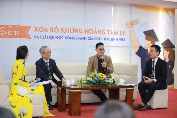 PGS.TS Trần Thành Nam, nhà giáo Nguyễn Xuân Khang, hiệu trưởng Trường Marie Curie chia sẻ tại tọa đàm.