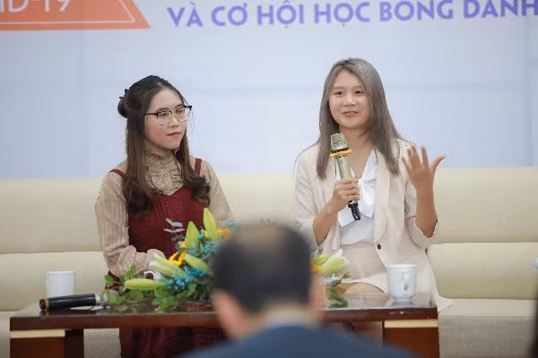 2 sinh viên đã xuất sắc đã giành được học bổng giá trị chia sẻ về kinh nghiệm apply học bổng tại chương trình.
