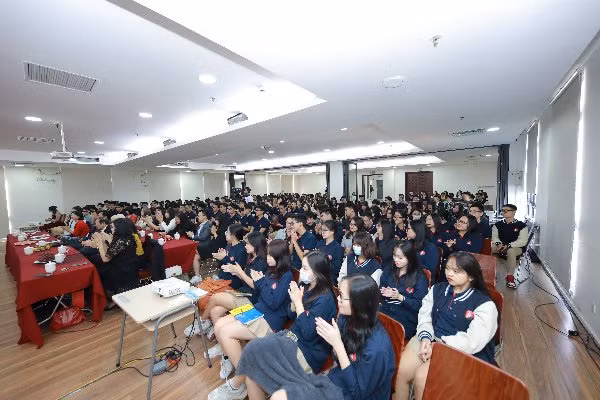 Chương trình có sự tham gia của các khách mời và đông đảo học sinh Trường THPT Marie Curie Hà Nội.